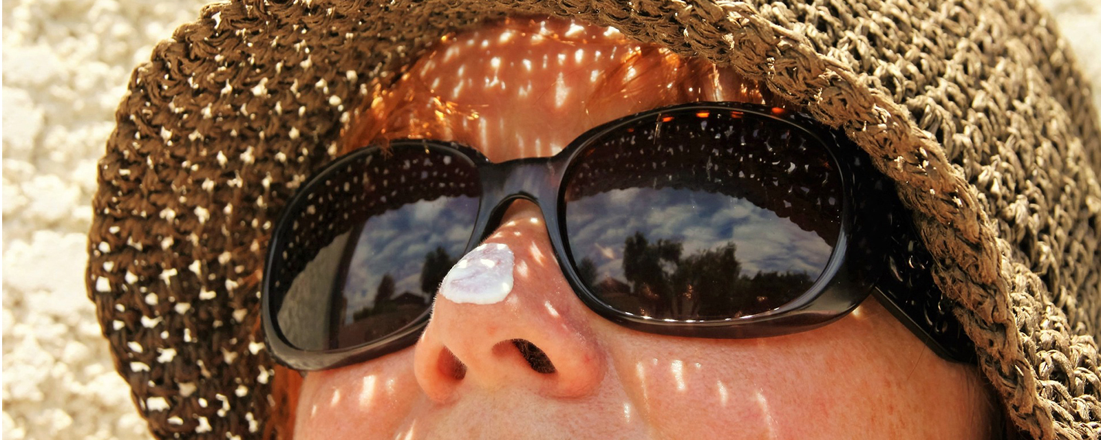 Sujetbild Dame mit Sonnenbrille und Hut