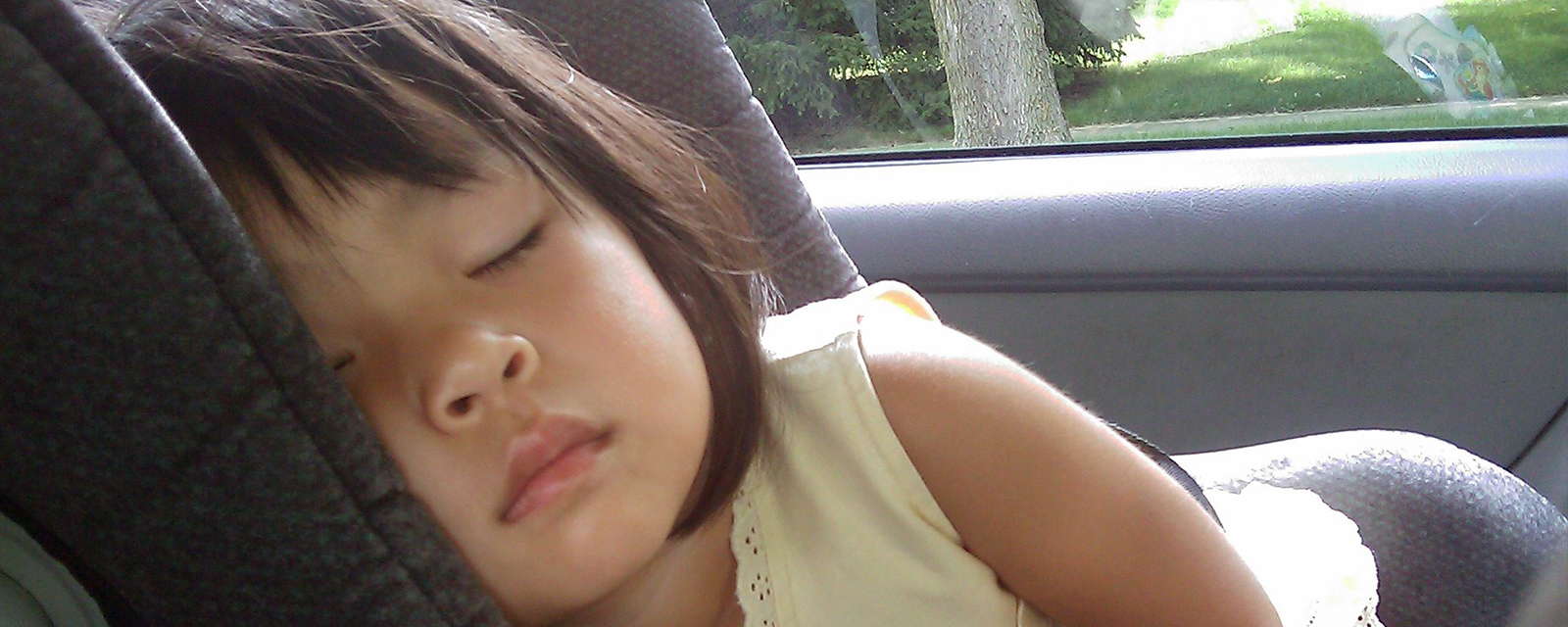 Sujetbild schlafendes Kind im Auto