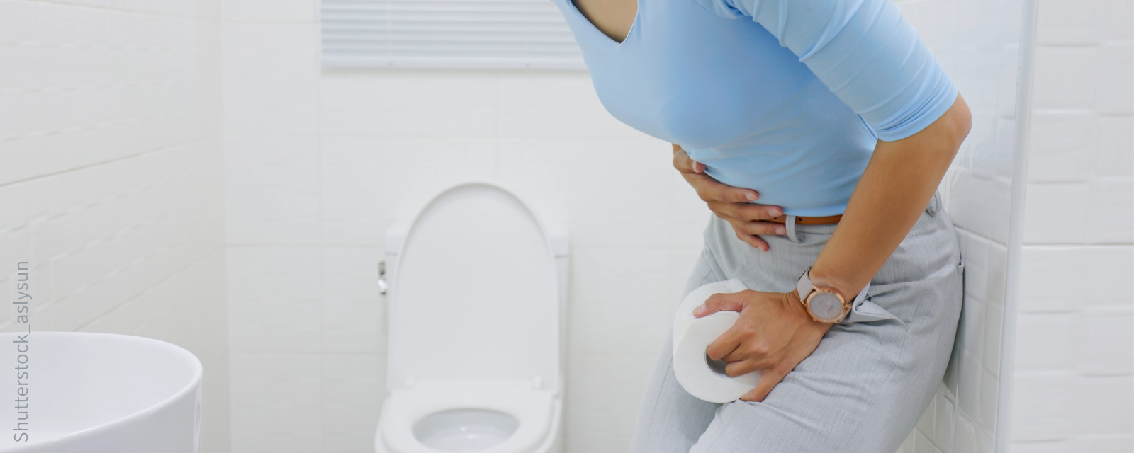 Symbolbild Frau hält Toilettenpapier in der Hand auf dem WC