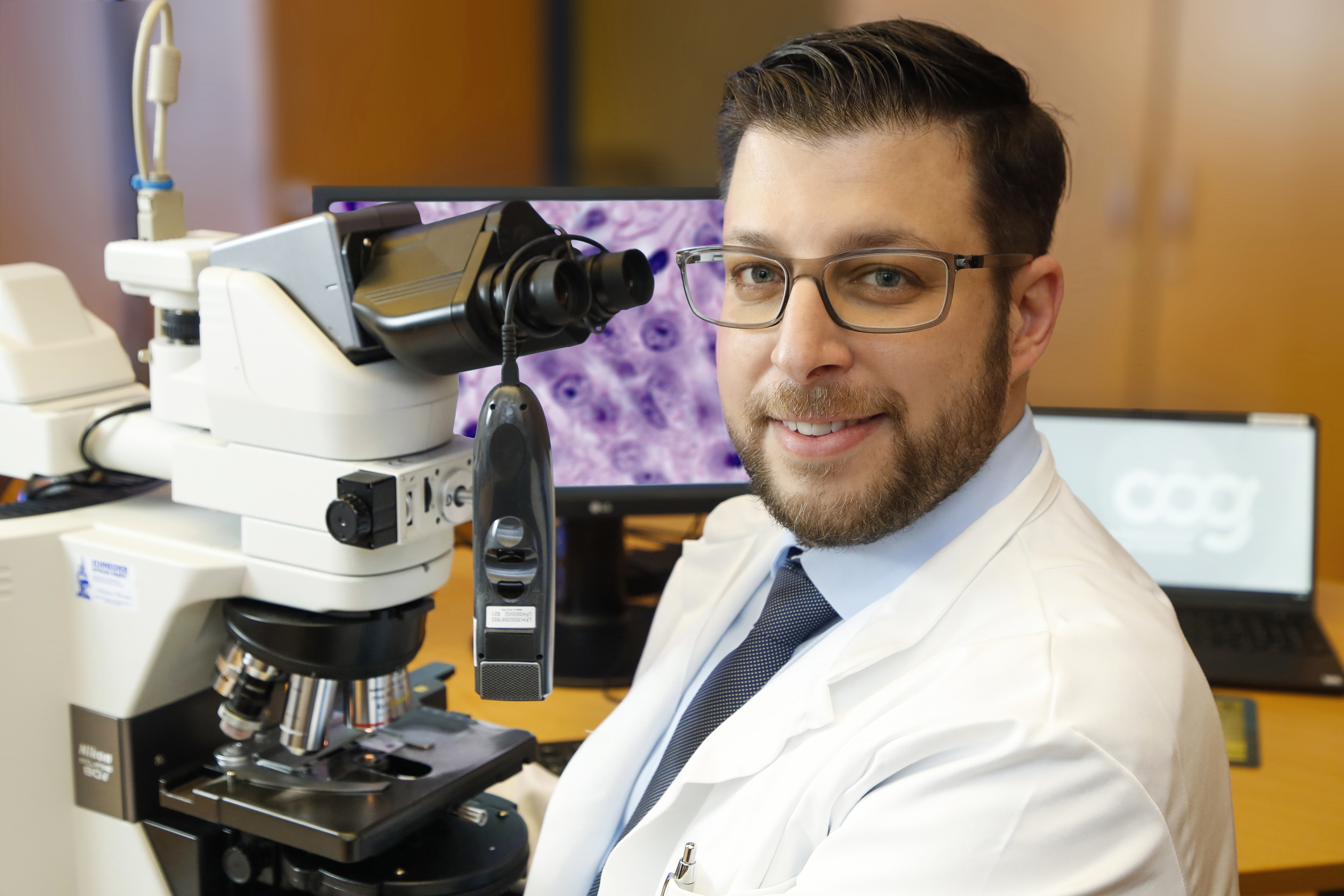 Primarius Dr. Yarub Salaheddin-Nassr. Sitzend beim Mikroskop. Leiter der Pathologie am Pyhrn-Eisenwurzen Klinikum Steyr